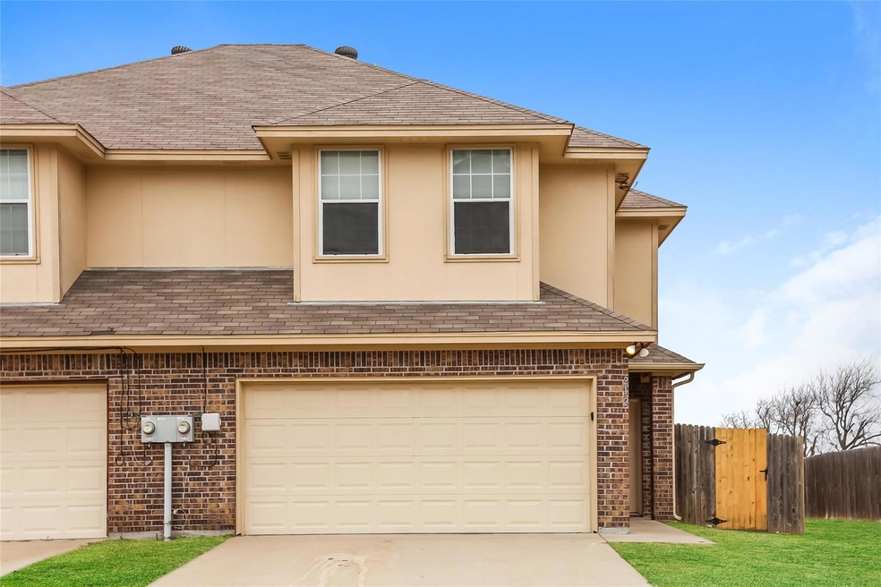 212 Ridgeway Blvd, Weatherford, TX 76086 - photo 1