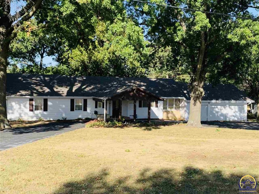 2707 SW Fairway Dr, Topeka, KS 66611 - photo 1