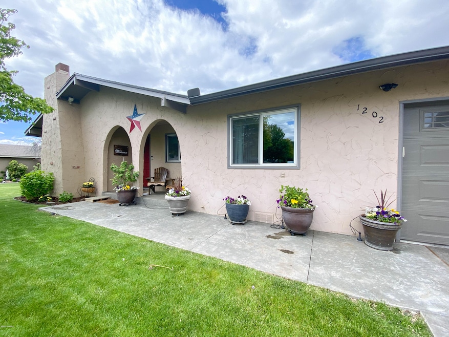 1202 S 33rd Avenue