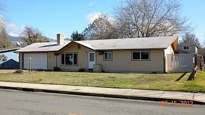 1011 SE Rogue Dr, Grants Pass, OR 97526 - photo 1