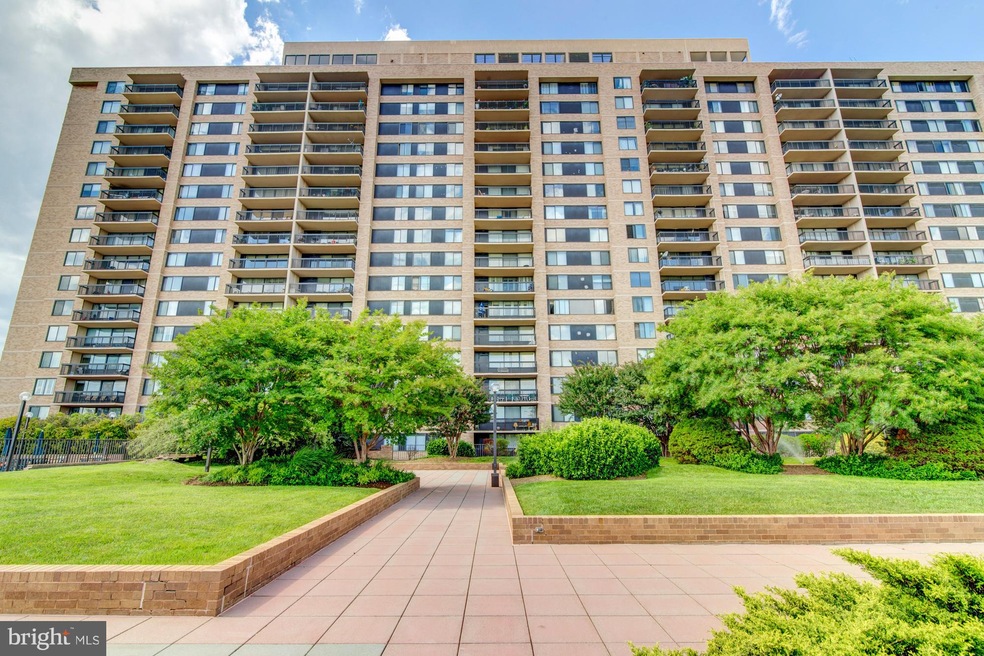 3709 S George Mason Dr unit 1412, Baileys Crossroads, VA 22041 - photo 1