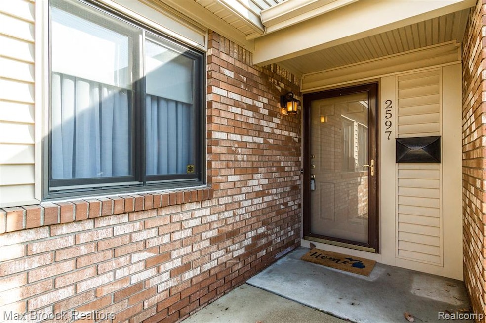 Welcome home to this adorable condo close to Downt