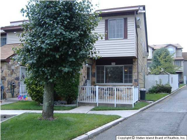 25 Fuller Ct, Staten Island, NY 10306 - photo 1