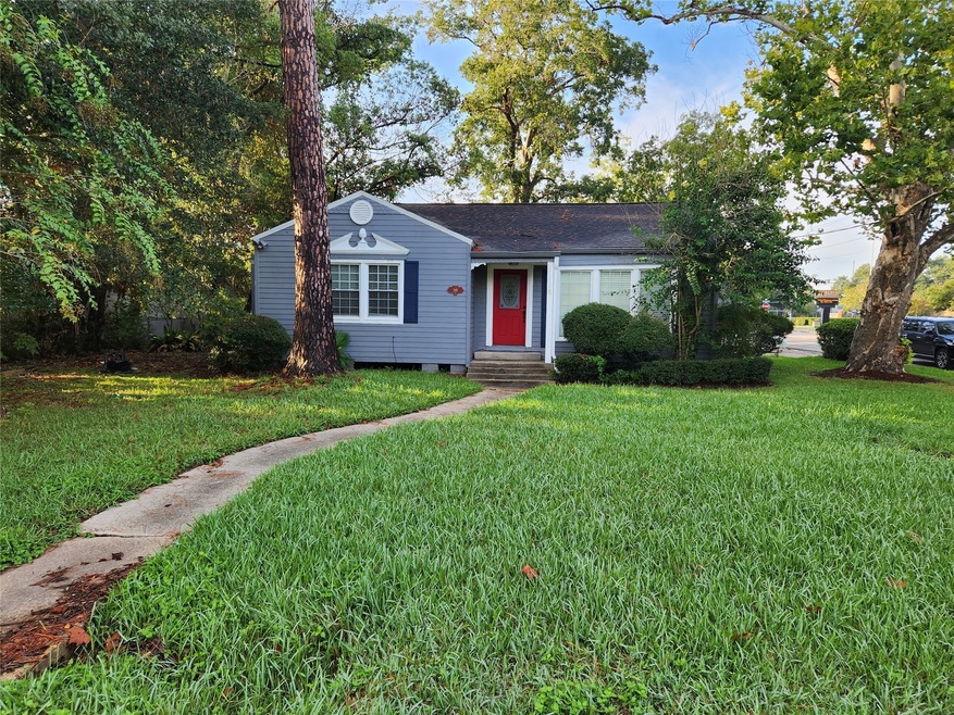 715 W Cleveland St, Alvin, TX 77511 - photo 1