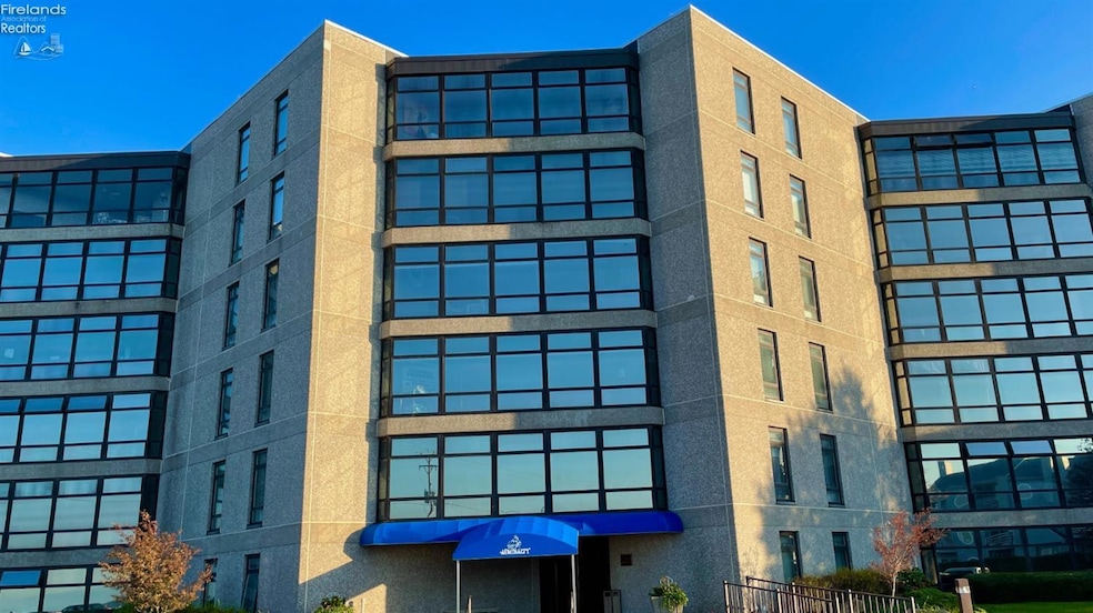 711 W Lakeshore Dr unit 408C, Port Clinton, OH 43452 - photo 1