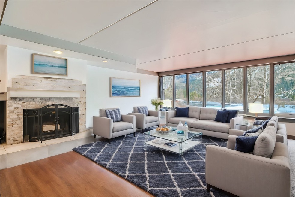 VIRTUALLY STAGED LIVING ROOM