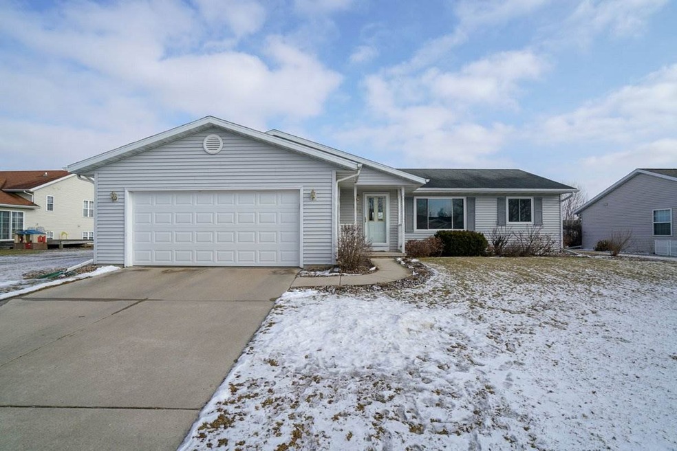 142 Gunther Dr, Evansville, WI 53536 - photo 1