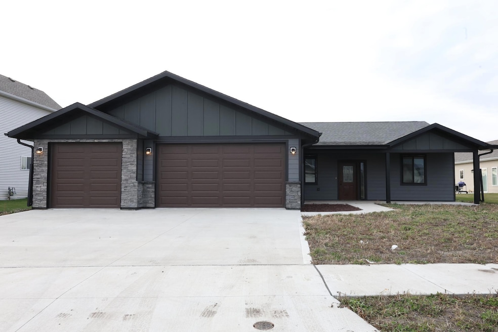 4712 Hampton Loop S, Moorhead, MN 56560 - photo 1