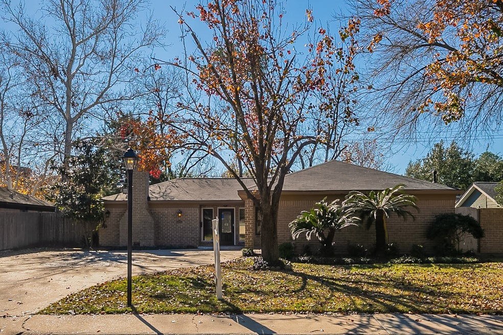 10035 Locke Ln, Houston, TX 77042 - photo 1