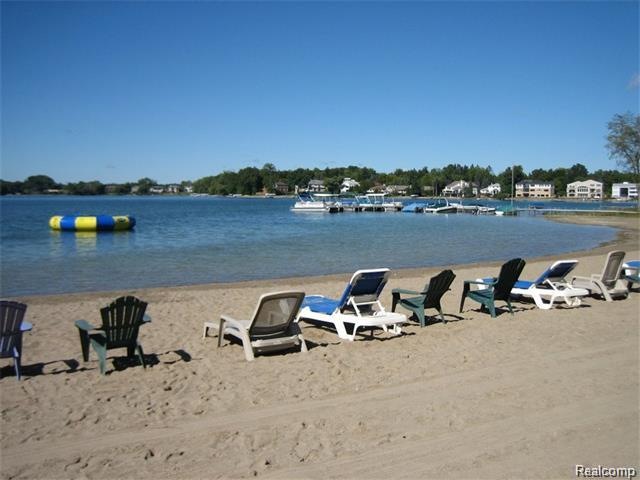 YOUR PRIVATE BEAUTIFULLY MAINTAINED SANDY BEACH AN