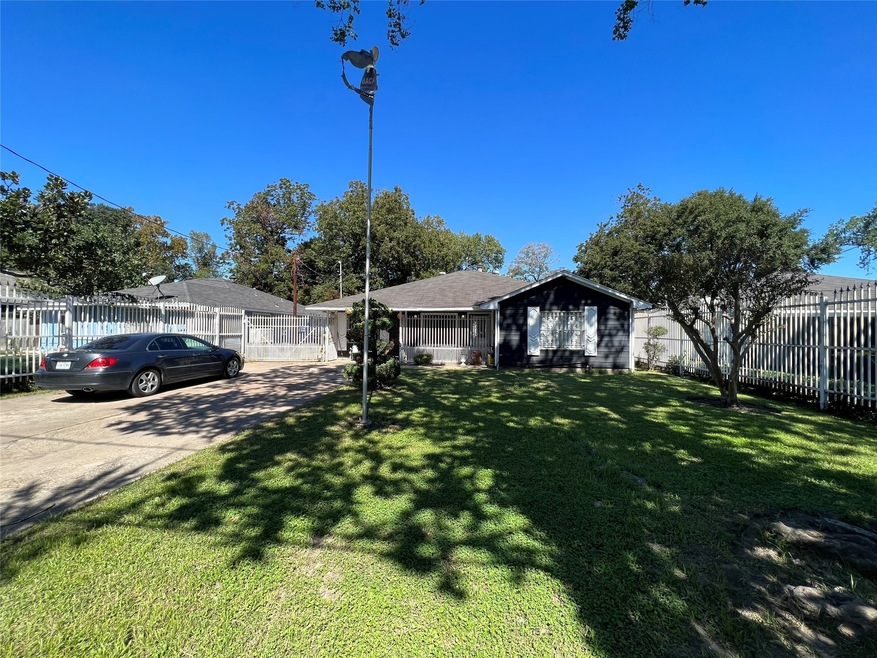 65 Veenstra St, Houston, TX 77022 - photo 1