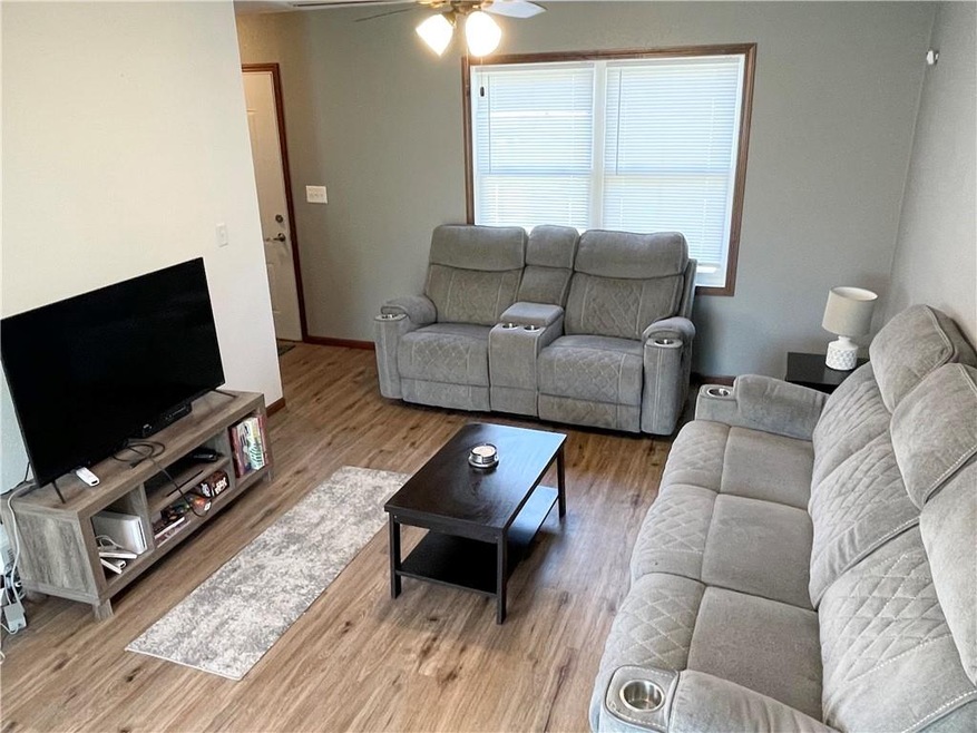 832 E 15th St N, Newton, IA 50208 - photo 1