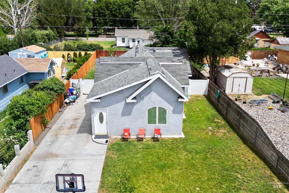 726 Wyoming St, Gooding, ID 83330 - photo 1