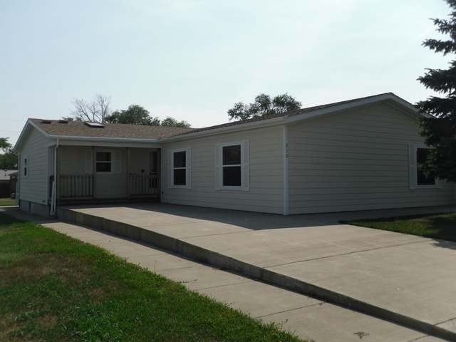 310 B St S, Glen Ullin, ND 58631 - photo 1