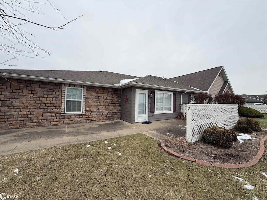 204 Southgate Cir unit D, Fairfield, IA 52556 - photo 1
