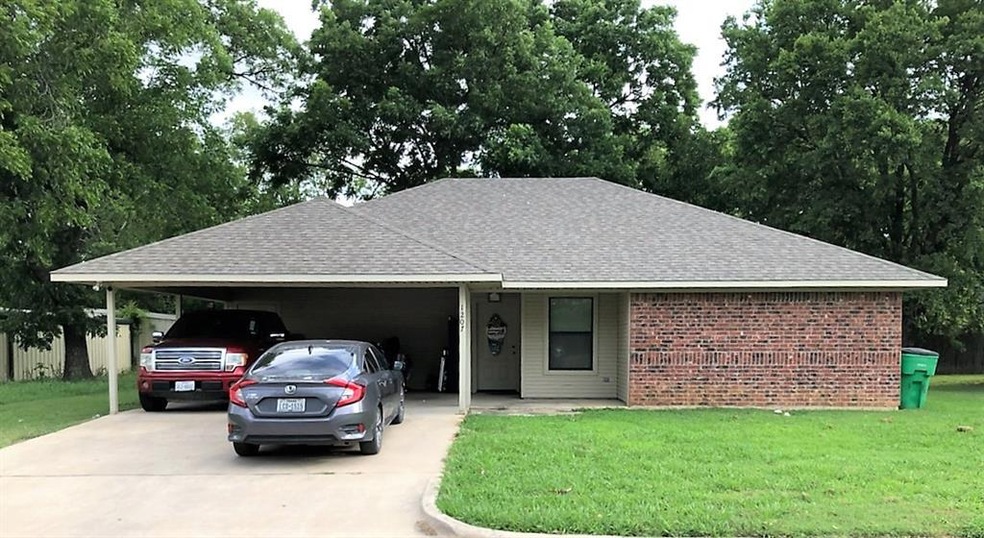 1207 Moss St, Gainesville, TX 76240 - photo 1