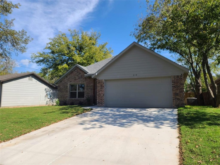 219 Cherry St, Weatherford, TX 76086 - photo 1