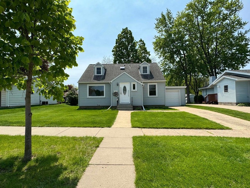 539 S 4th St, La Crescent, MN 55947 - photo 1