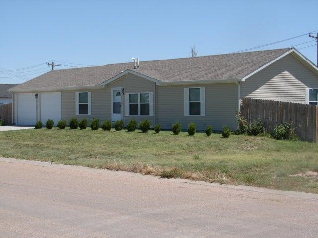 609 E 4th St, Hugoton, KS 67951 - photo 1