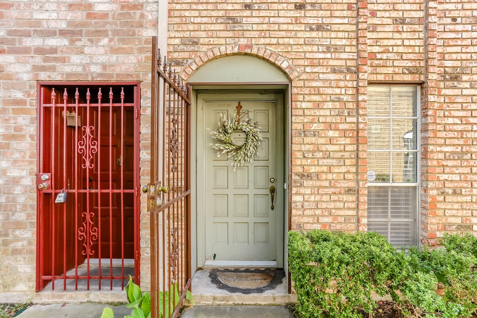 1715 Moritz Dr unit 18, Houston, TX 77055 - photo 1