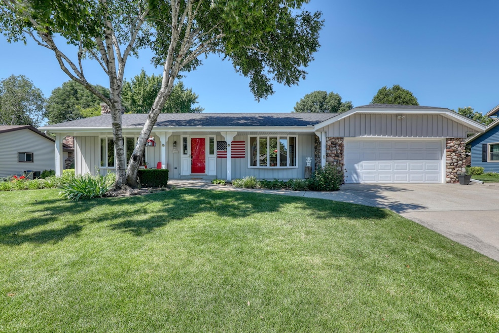 N106W16418 Old Farm Rd, Germantown, WI 53022 - photo 1