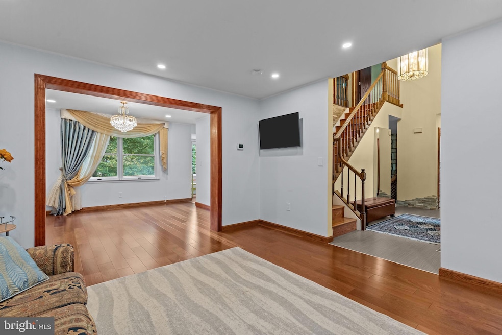 905 Pebble Ln, Southampton, PA 18966 - photo 1