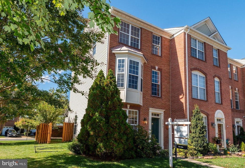 2392 Woodland Pond Ln, Herndon, VA 20171 - photo 1