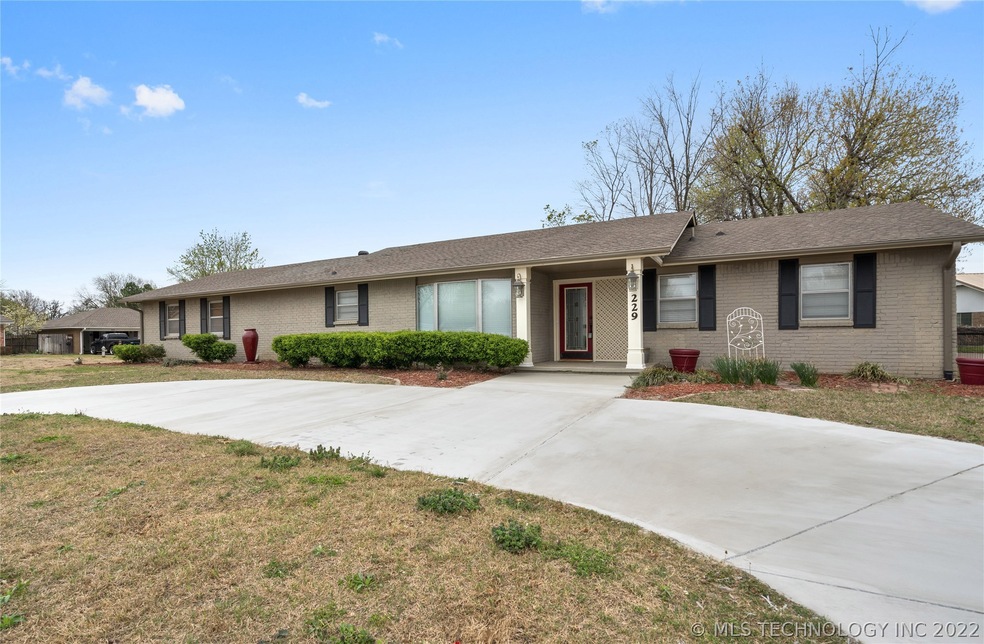 229 E 15th St, Claremore, OK 74017 - photo 1