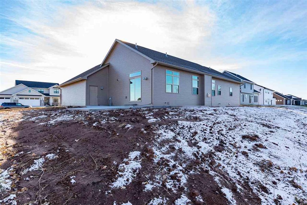 W5552 Hoelzel Way, Appleton, WI 54915 - photo 1