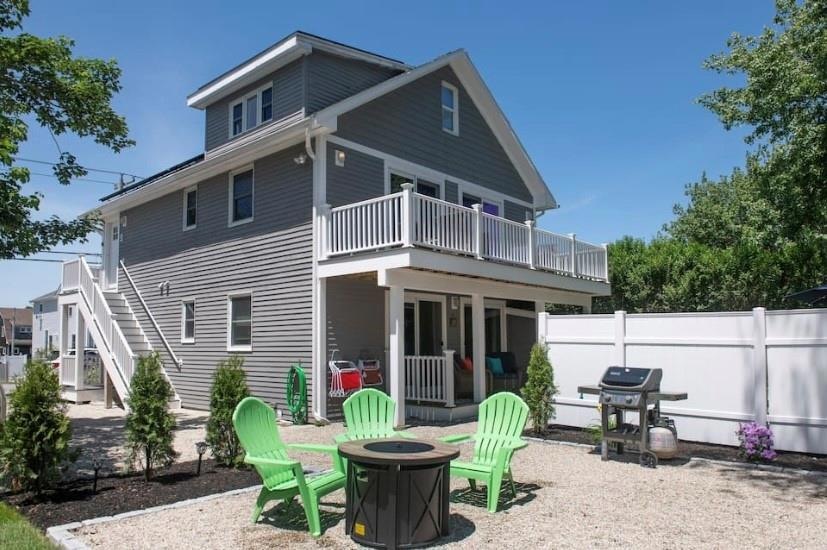 90 Wolcott Ave unit 1, Middletown, RI 02842 - photo 1