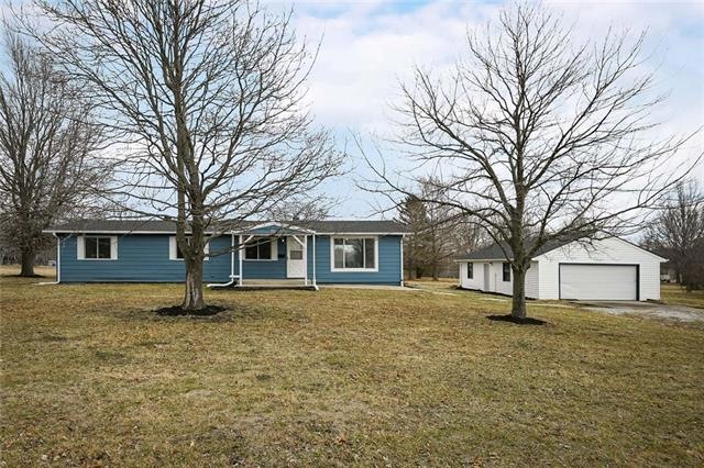 331 N Prairie Ln, Raymore, MO 64083 - photo 1