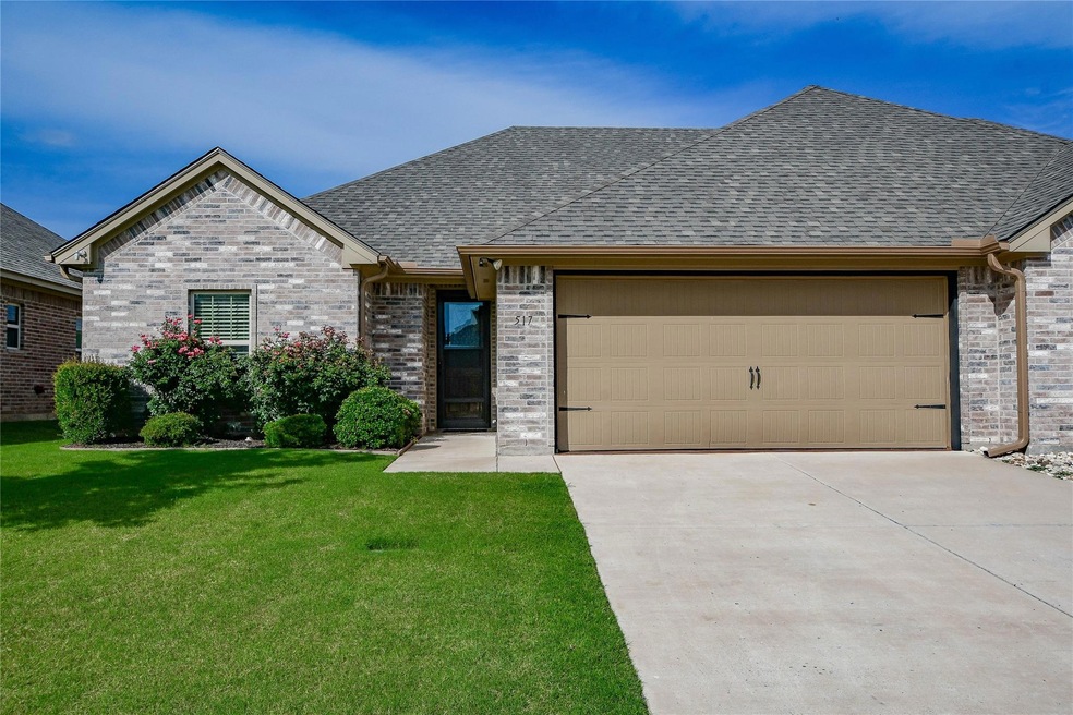 517 Landry Ct, Granbury, TX 76049 - photo 1