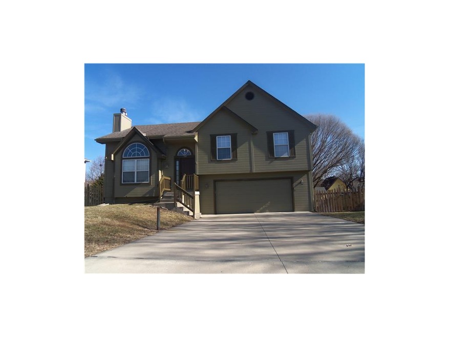 701 S Sunset Ln, Raymore, MO 64083 - photo 1