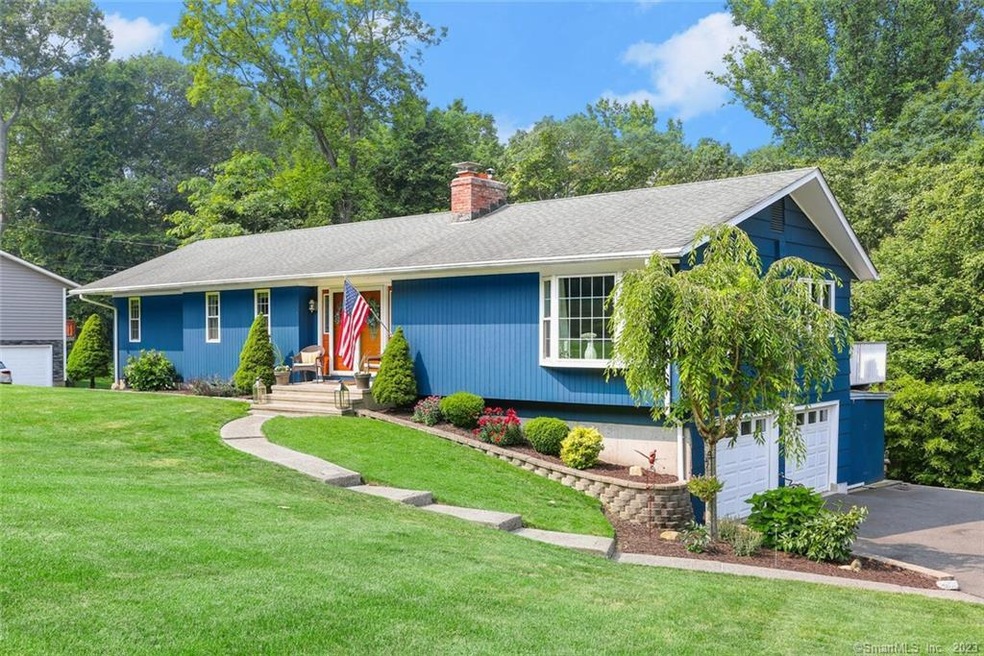 47 Greenbrier Rd, Trumbull, CT 06611 - photo 1