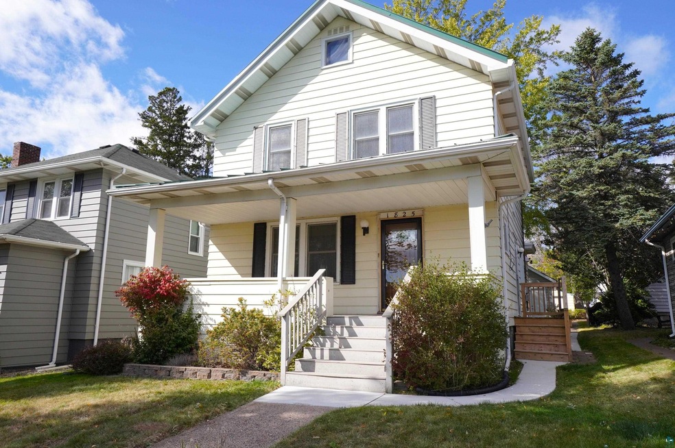 View of front facade featuring a front lawn and a 