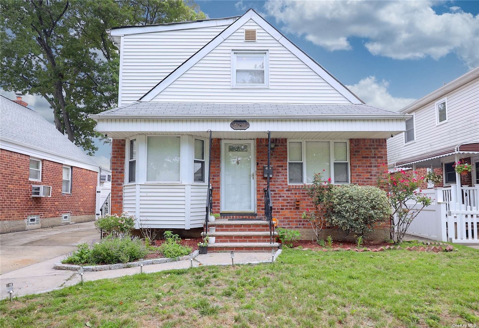 8041 259th St, Glen Oaks, NY 11004 - photo 1