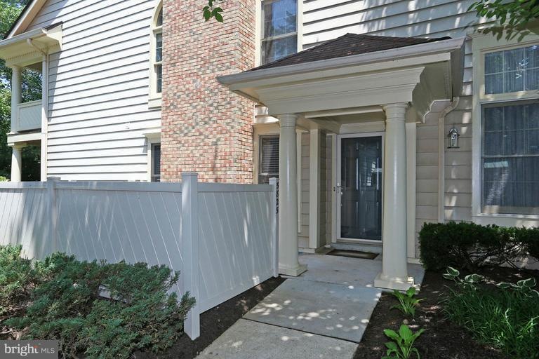 5825 Linden Square Ct unit 49, Rockville, MD 20852 - photo 1