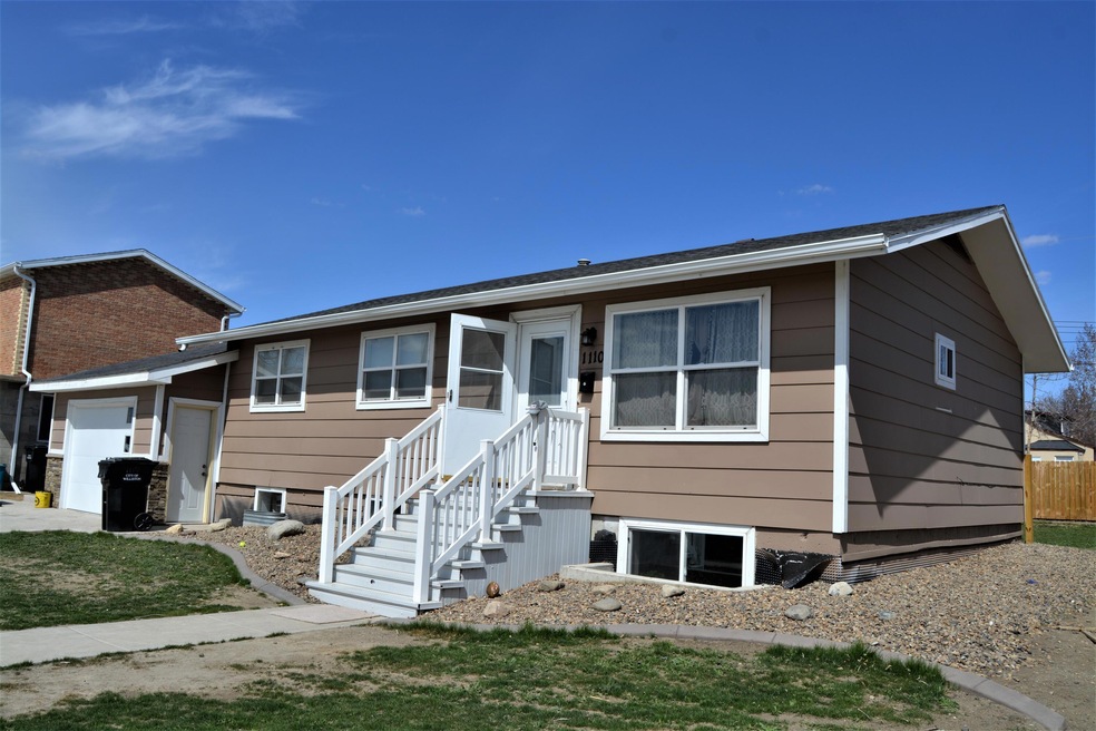 Front Exterior<|><|>