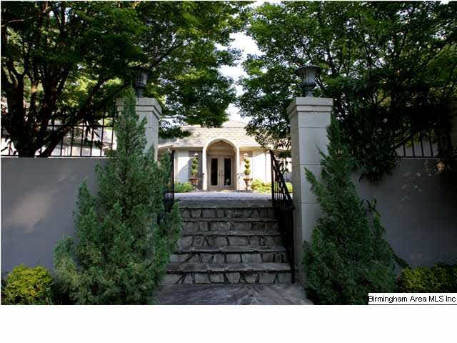 Stunning hardcoat stucco home. Spacious & appealin