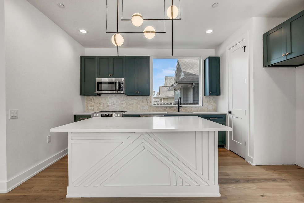 Kitchen with appliances with stainless steel fini