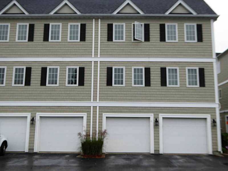 663 Metacom Ave unit 2, Bristol, RI 02809 - photo 1