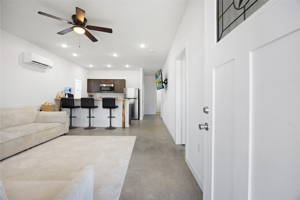 1020 10th St, Hempstead, TX 77445 - photo 1