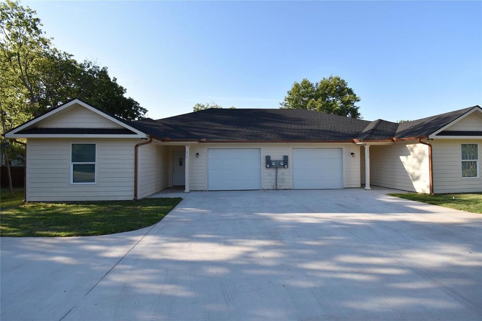 214 W Fairview St, Sherman, TX 75092 - photo 1