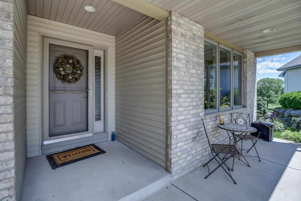 800 Fox Run Ct, Oregon, WI 53575 - photo 1