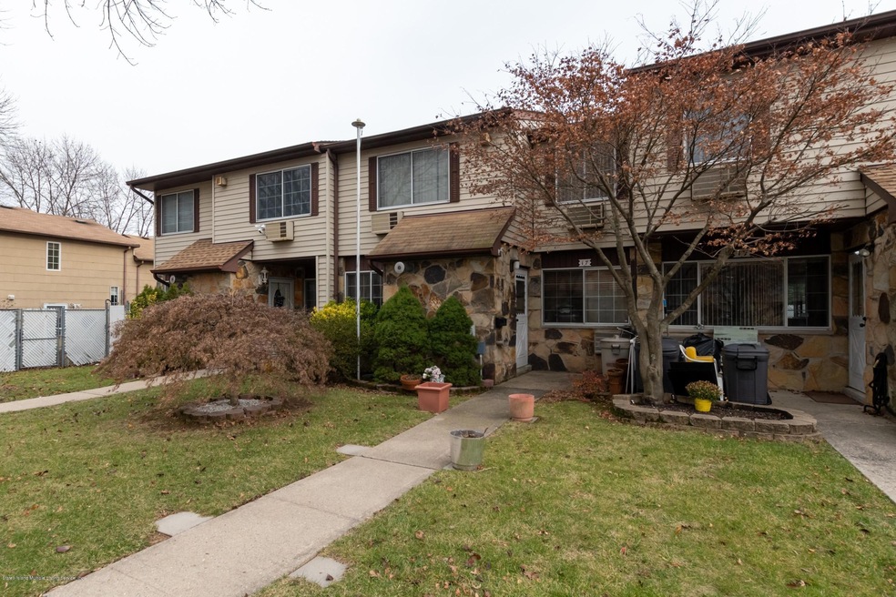 17 Garth Ct, Staten Island, NY 10306 - photo 1