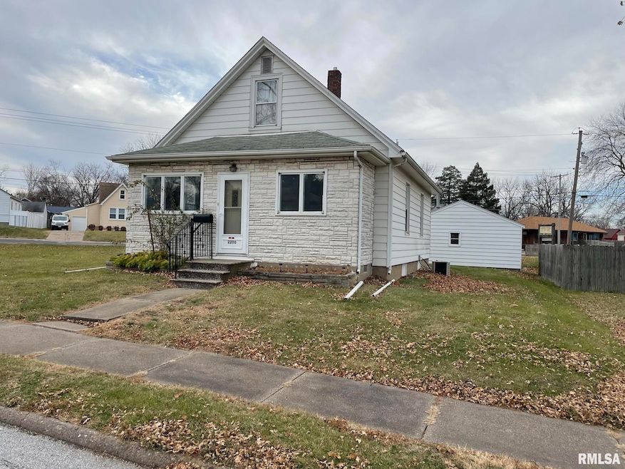 2206 Pacific St, Davenport, IA 52804 - photo 1