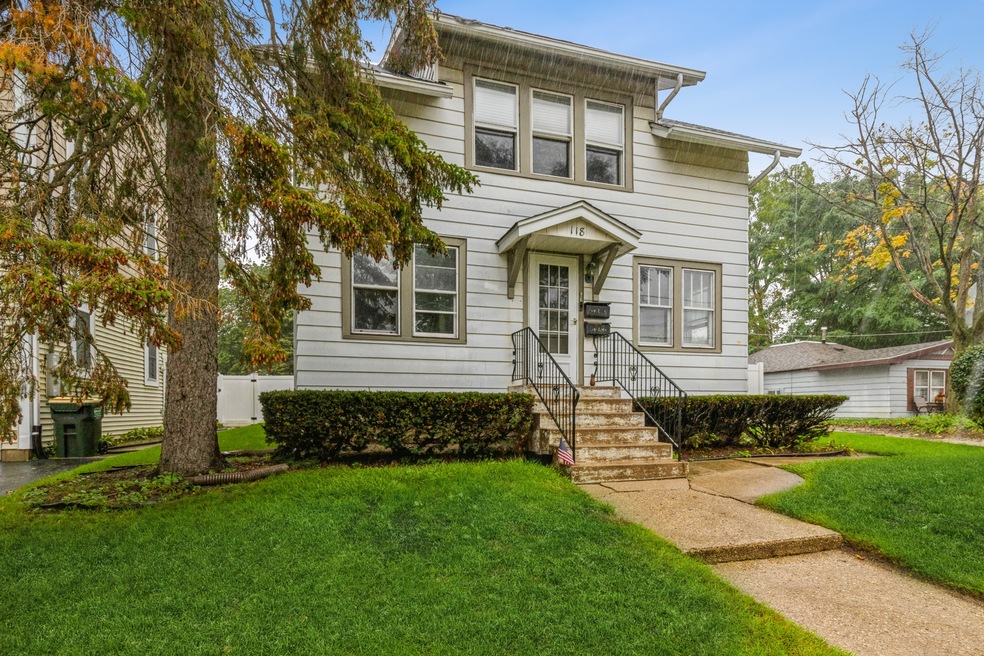 Close to it all.  This downtown Libertyville 2 fla