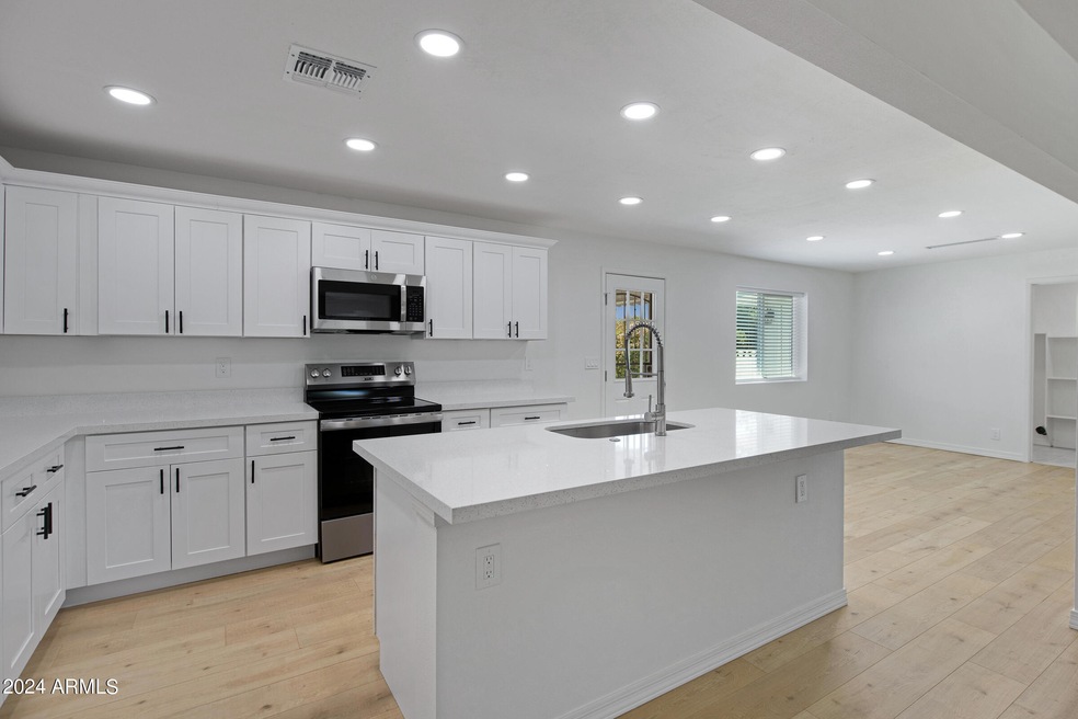 1123 E 6th Pl-9