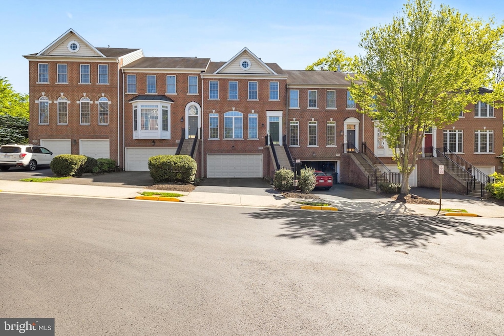 4092 Walnut Cove Cir, Fairfax, VA 22033 - photo 1