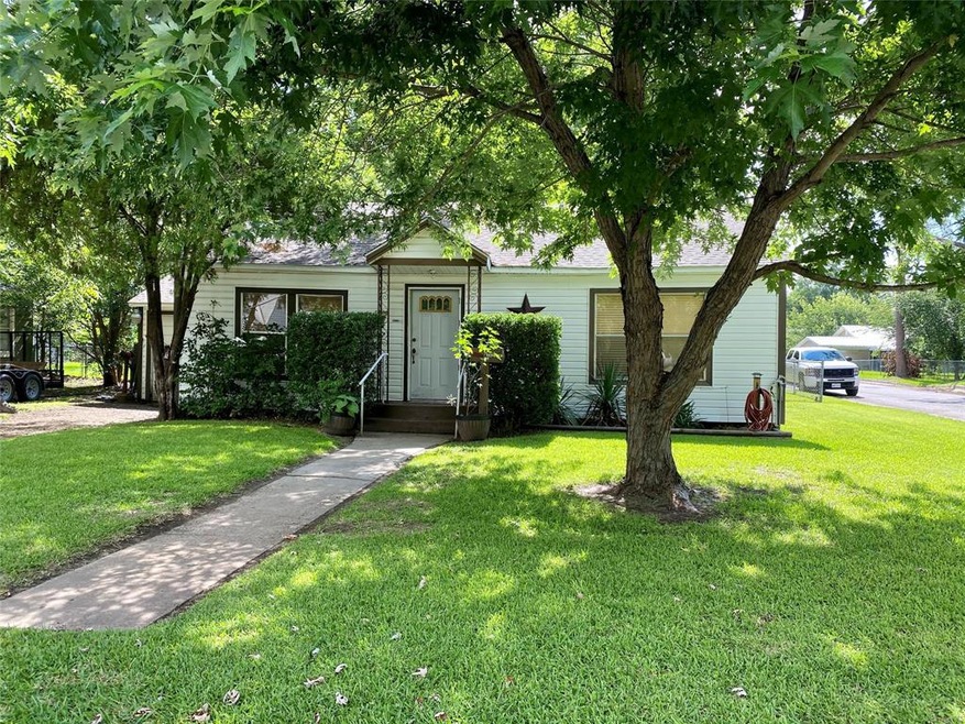 1000 N Howeth St, Gainesville, TX 76240 - photo 1